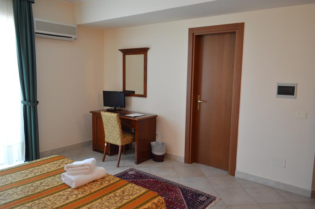 Hotel Delle Palme Falcone Zimmer foto